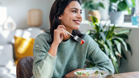 A alimentação desempenha um papel fundamental no nosso humor e bem-estar. - nensuria/iStock