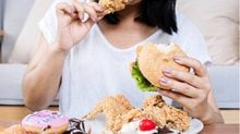 A ansiedade e a compulsão alimentar podem andar de mãos dadas, entenda a relação entre essas condições. - Doucefleur / iStock