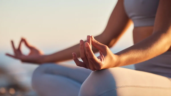 A meditação pode ser a ferramenta que você precisa pra ficar menos ansioso. - PeopleImages/iStock