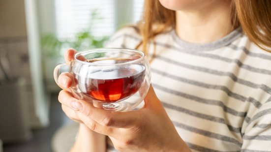 Entenda se essas bebidas realmente podem ajudar no período menstrual. - Andrii Zorii / iStock