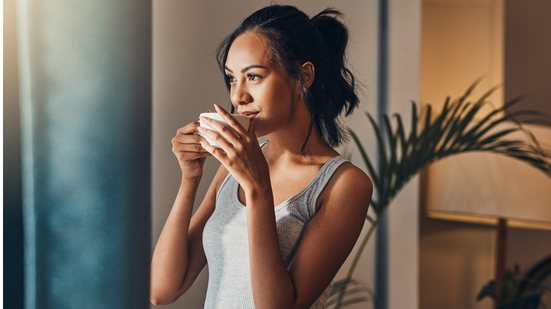 Saiba quais chás são ótimas pedidas para você beber antes de ir malhar. - PeopleImages / iStock