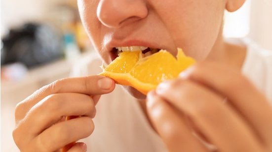 Apesar de benéfica, é necessário consumir laranja em dose certa! - Traimak_Ivan / iStock