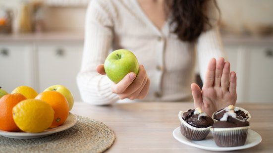 Saiba como parar de comer doces sem ter dor de cabeça. - Prostock Studio / iStock