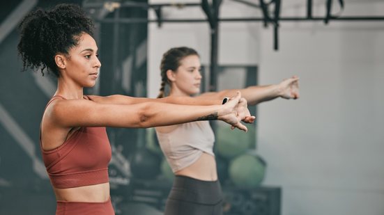 Entenda como os exercícios podem ajudar a combater a compulsão alimentar. - PeopleImages / iStock