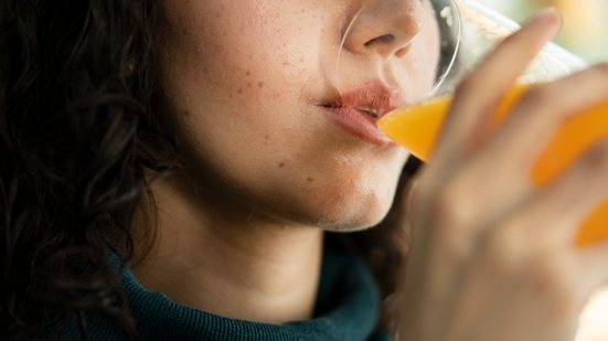 Apesar de ser benéfico para a saúde, será que o suco de laranja pode ser consumido por diabéticos? - seb_ra / iStock