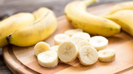 Saiba quais são as propriedades benéficas que a banana pode trazer para a sua saúde. - Hazal Ak / iStock