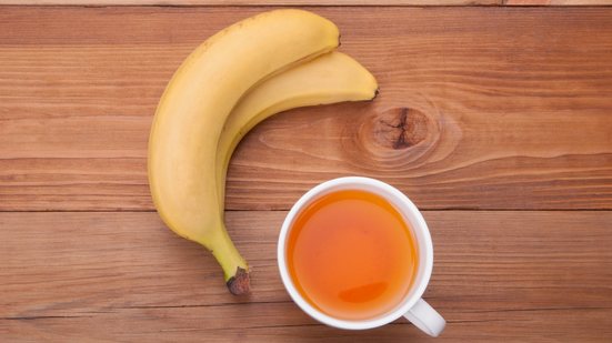 O chá de banana pode ser benéfico para a saúde, mas será mesmo que ele emagrece? - Dibas / iStock