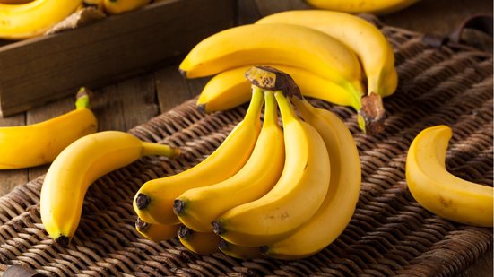 Entenda se a banana pode ser benéfica para quem tem dengue. - bhofack2 / iStock