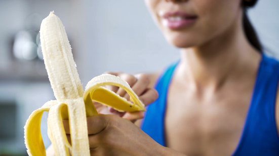 Será que quem tem diverticulite pode comer banana? Entenda. - Motortion / iStock