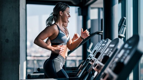 Saiba qual desses dois exercícios é mais eficaz para emagrecer. - nortonrsx / iStock