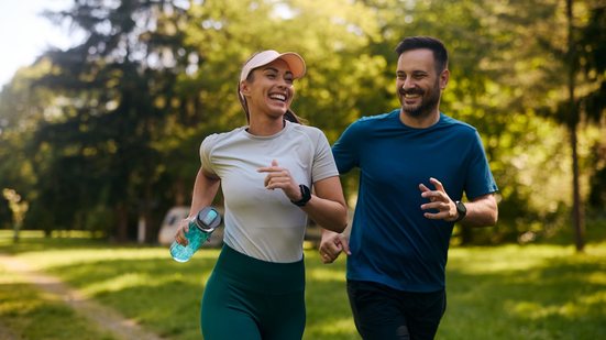 A corrida está entre os exercícios certeiros para promover a perda de peso, saiba quais outras práticas podem ajudar. - Drazen Zigic / iStock