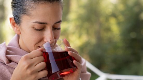 Entenda se o chá de hibisco pode mesmo auxiliar a acelerar a menstruação. - SHODOgraphy / iStock